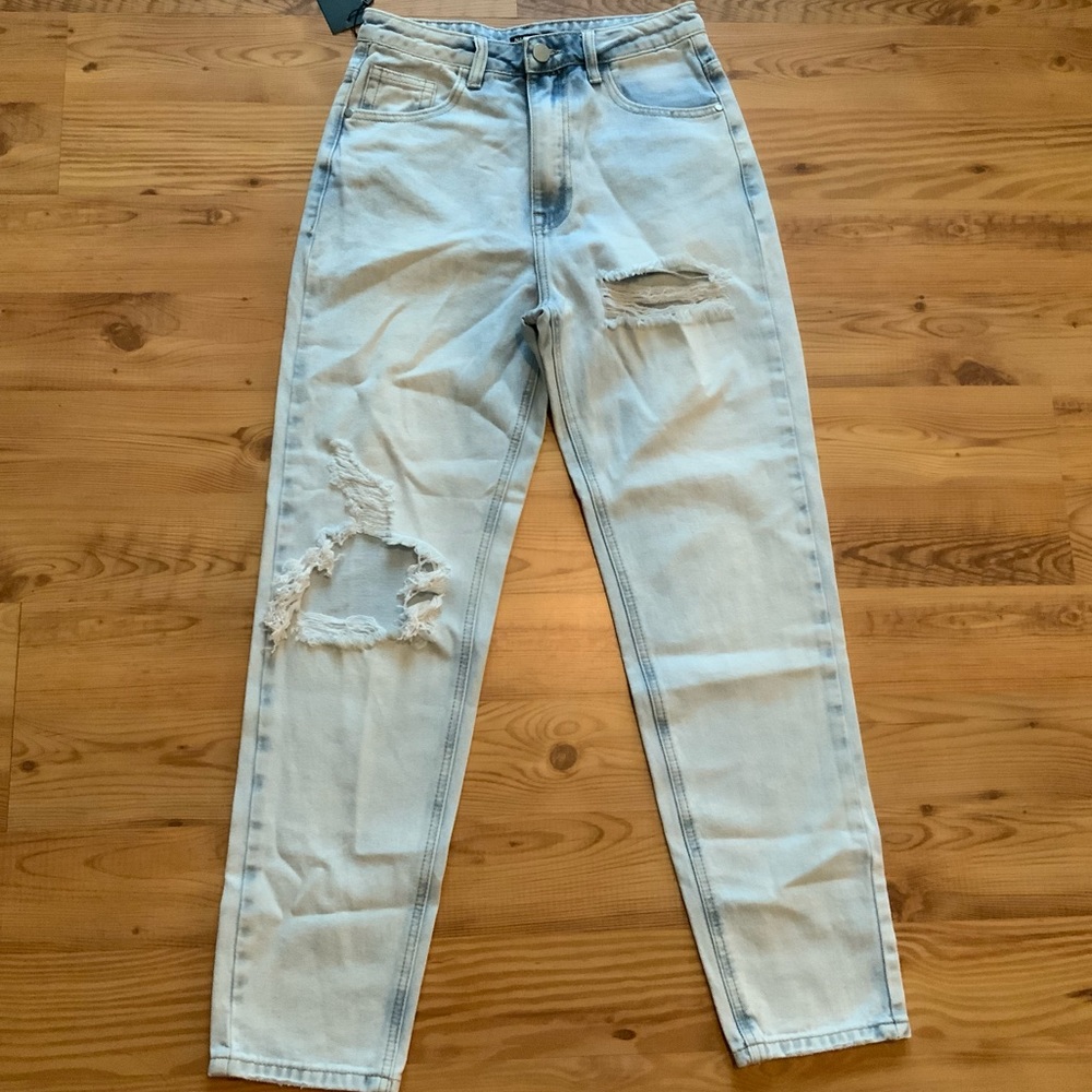 NASTY GAL | Ripped Knee Distressed Mom Jeans 👖